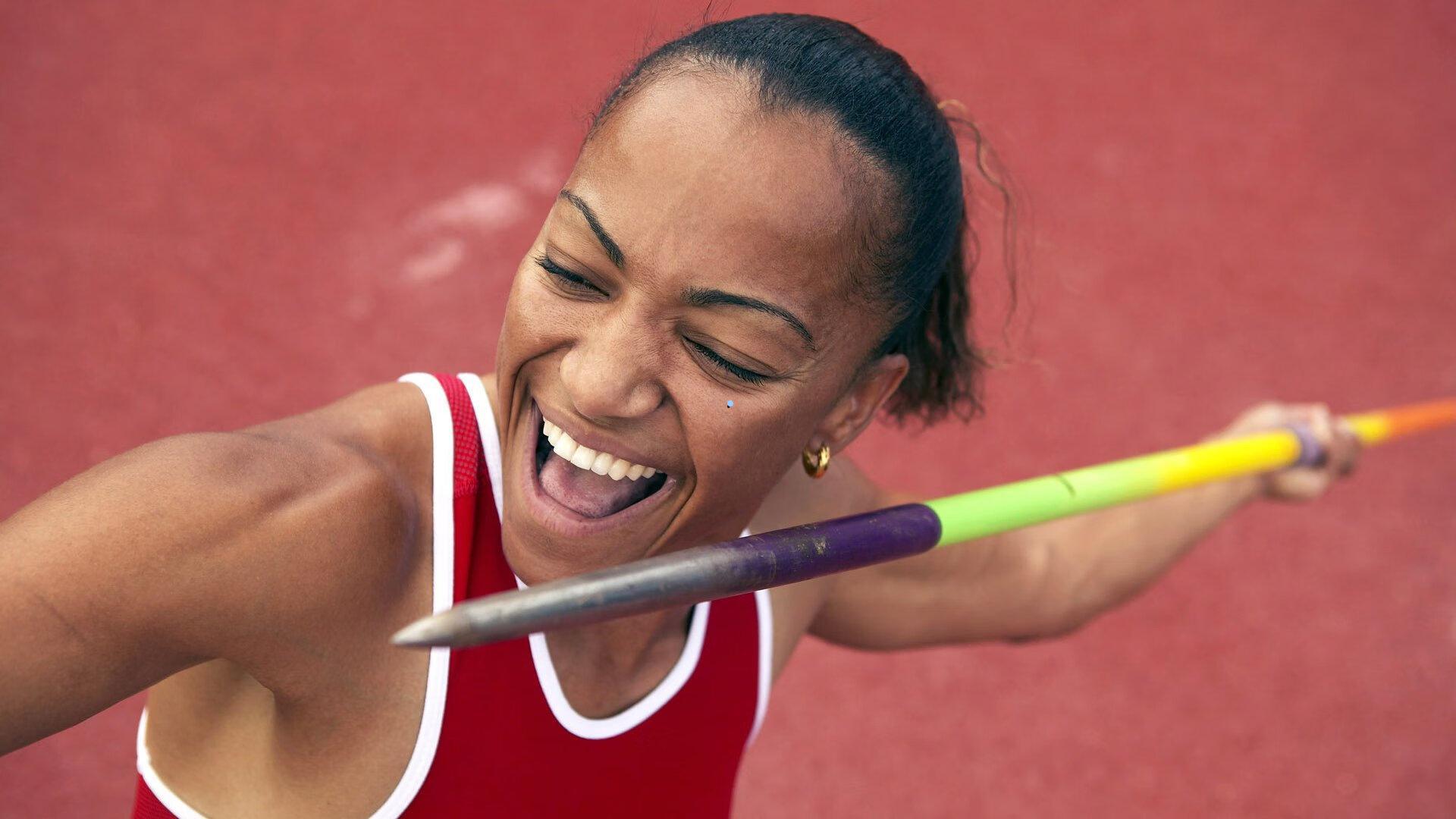 【开云】浓眉防守马尔卡宁戳伤手指，坚持一回合后被换下！湖人防守支柱再陷伤病疑云