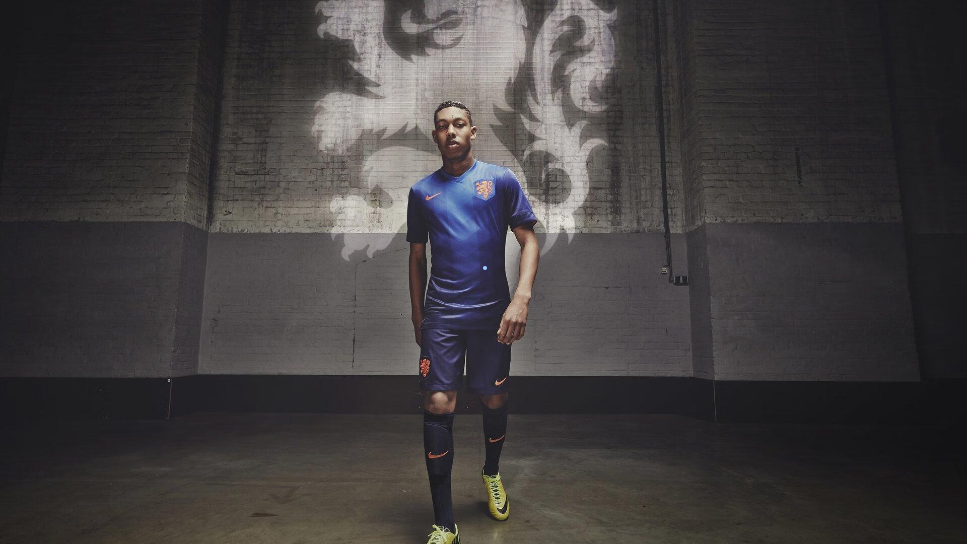 意甲公开课，黑马科莫硬撼红黑军团爆冷取胜，凌晨德甲鏖战再燃绿茵烽火