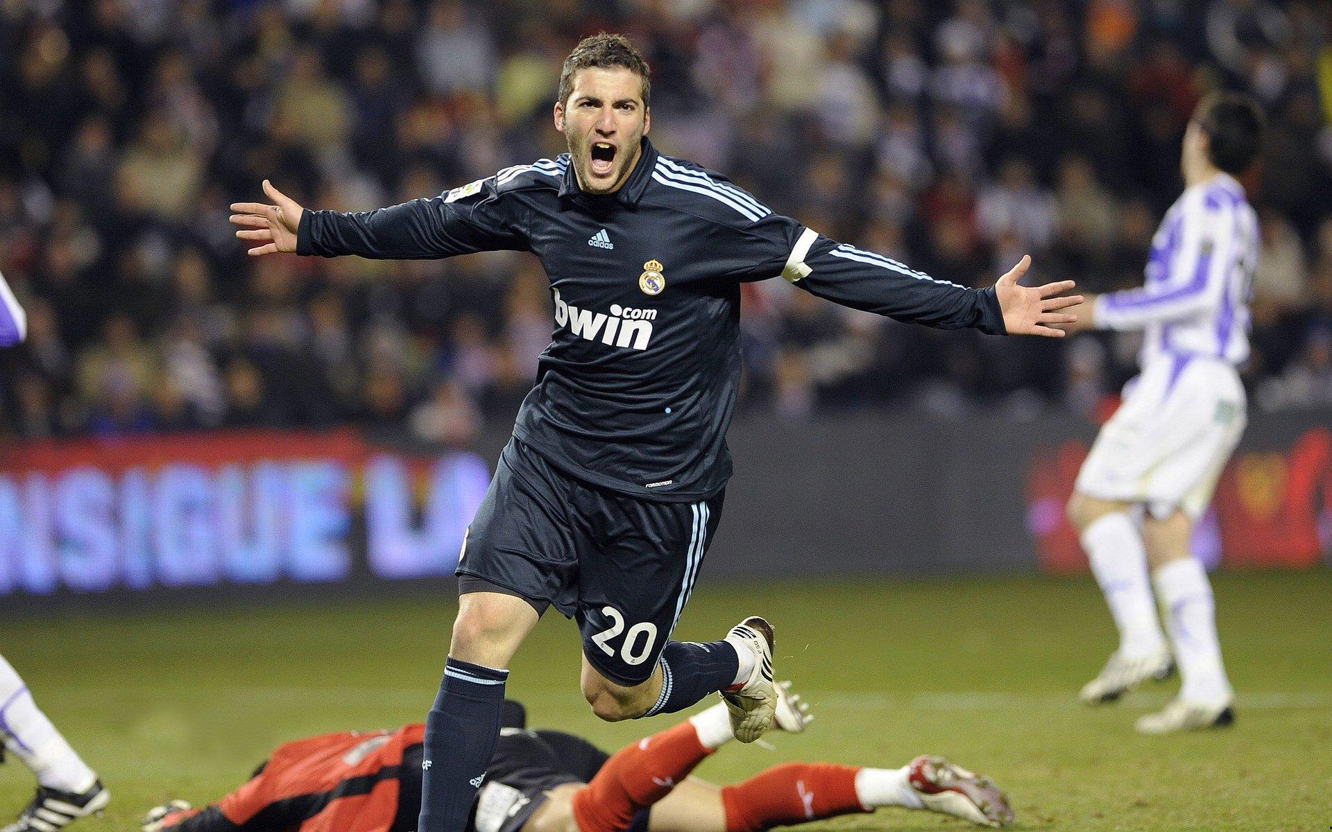 蓝月军团北欧远征记，未获门票球迷攀树观赛显狂热