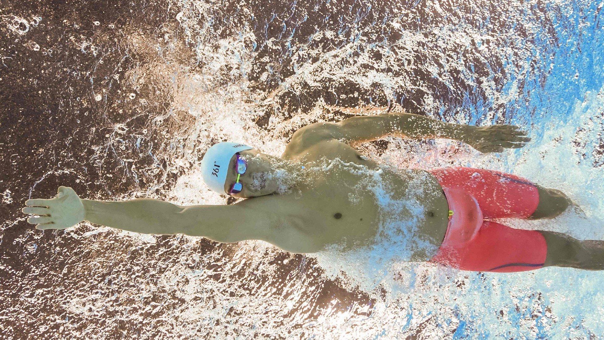 蓝月军团北欧远征记，未获门票球迷攀树观赛显狂热